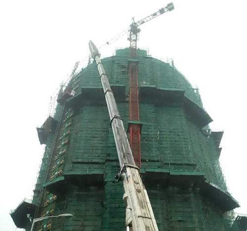 扬州吊车在工地上作业